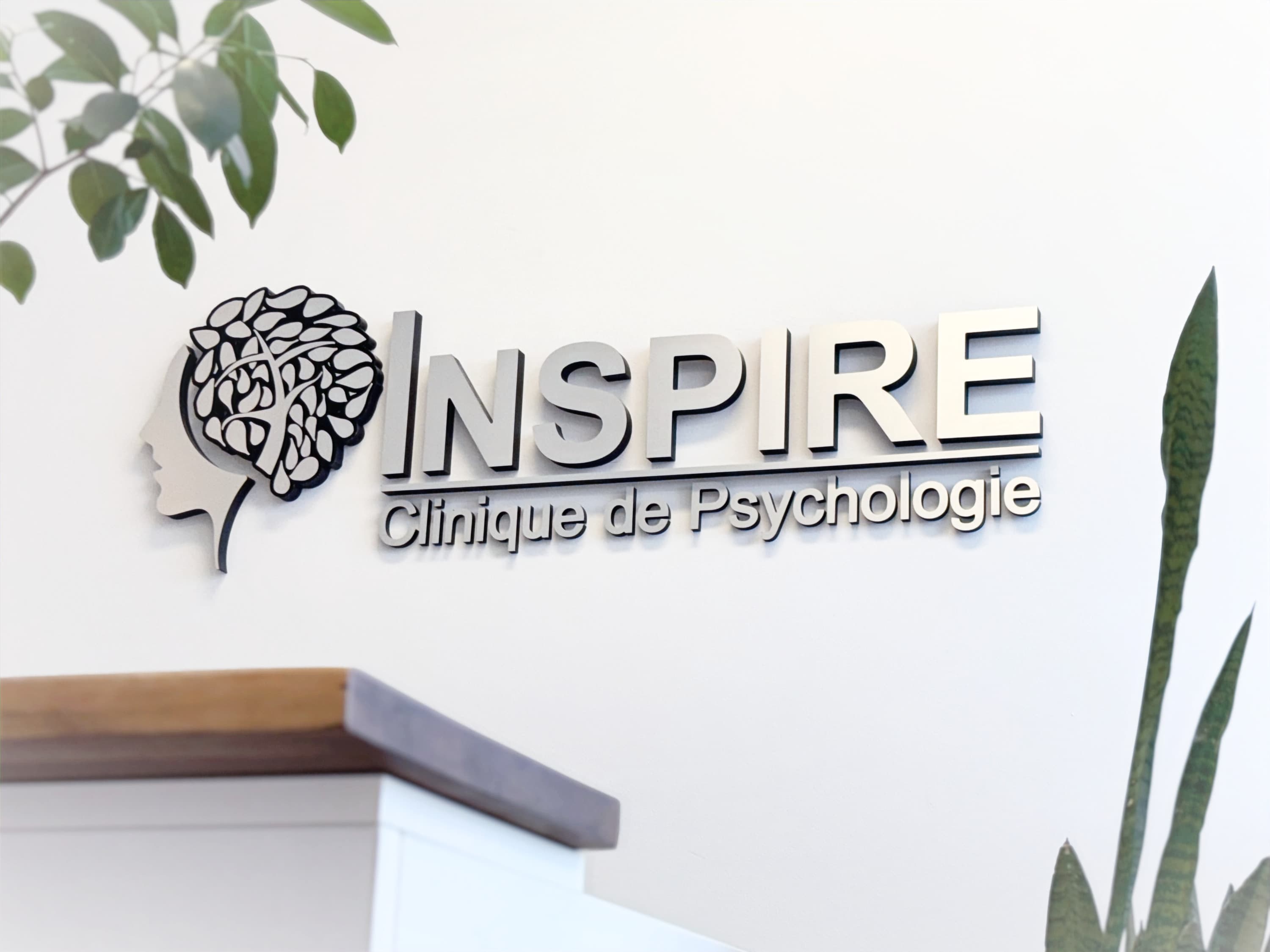 L'enseigne « Inspire — Clinique de Psychologie » dans la salle d'accueil de la clinique.