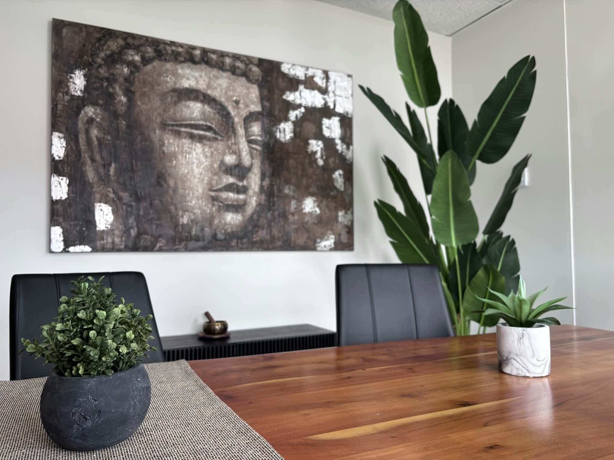 Salle de thérapie de groupe avec une ambiance zen et relaxante.